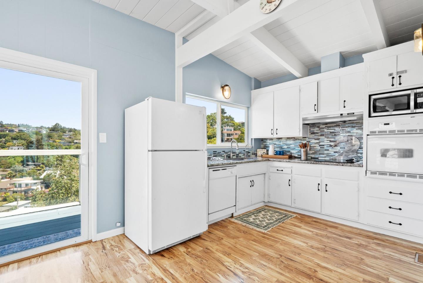 Detail Gallery Image 14 of 46 For 247 Rio Del Mar Blvd, Aptos,  CA 95003 - 3 Beds | 2/1 Baths