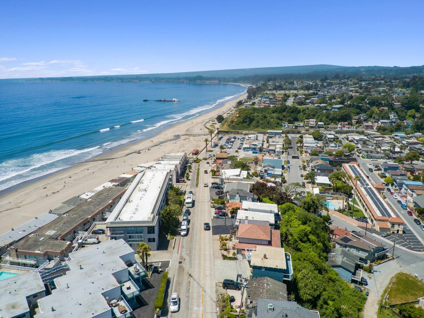 Detail Gallery Image 23 of 46 For 247 Rio Del Mar Blvd, Aptos,  CA 95003 - 3 Beds | 2/1 Baths