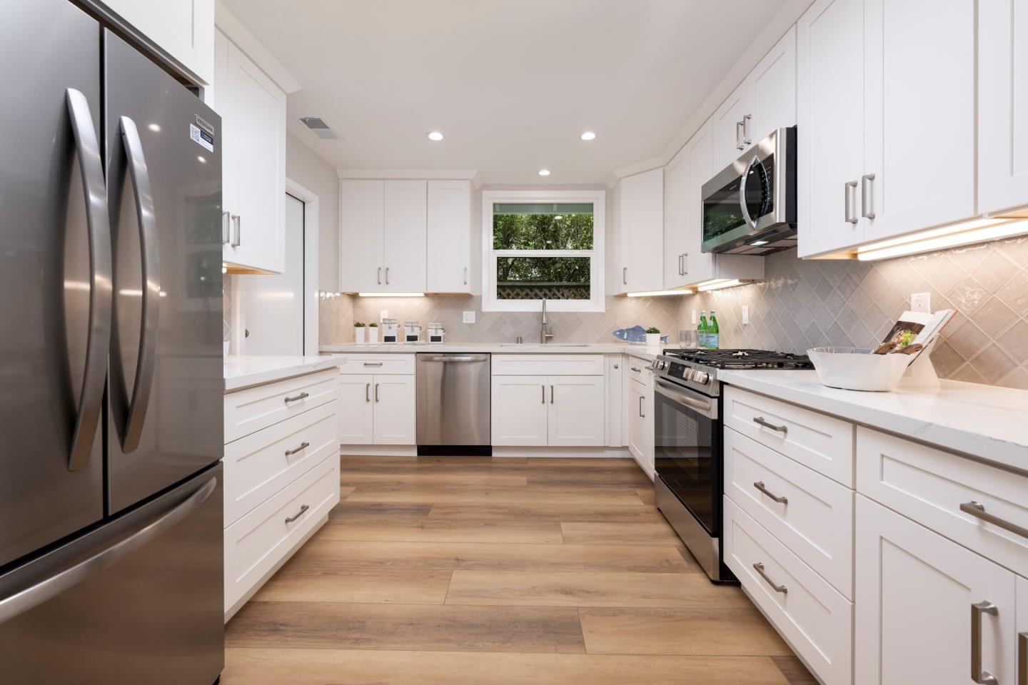 Detail Gallery Image 6 of 21 For 1438 Oakhurst Ave, San Carlos,  CA 94070 - 2 Beds | 2 Baths