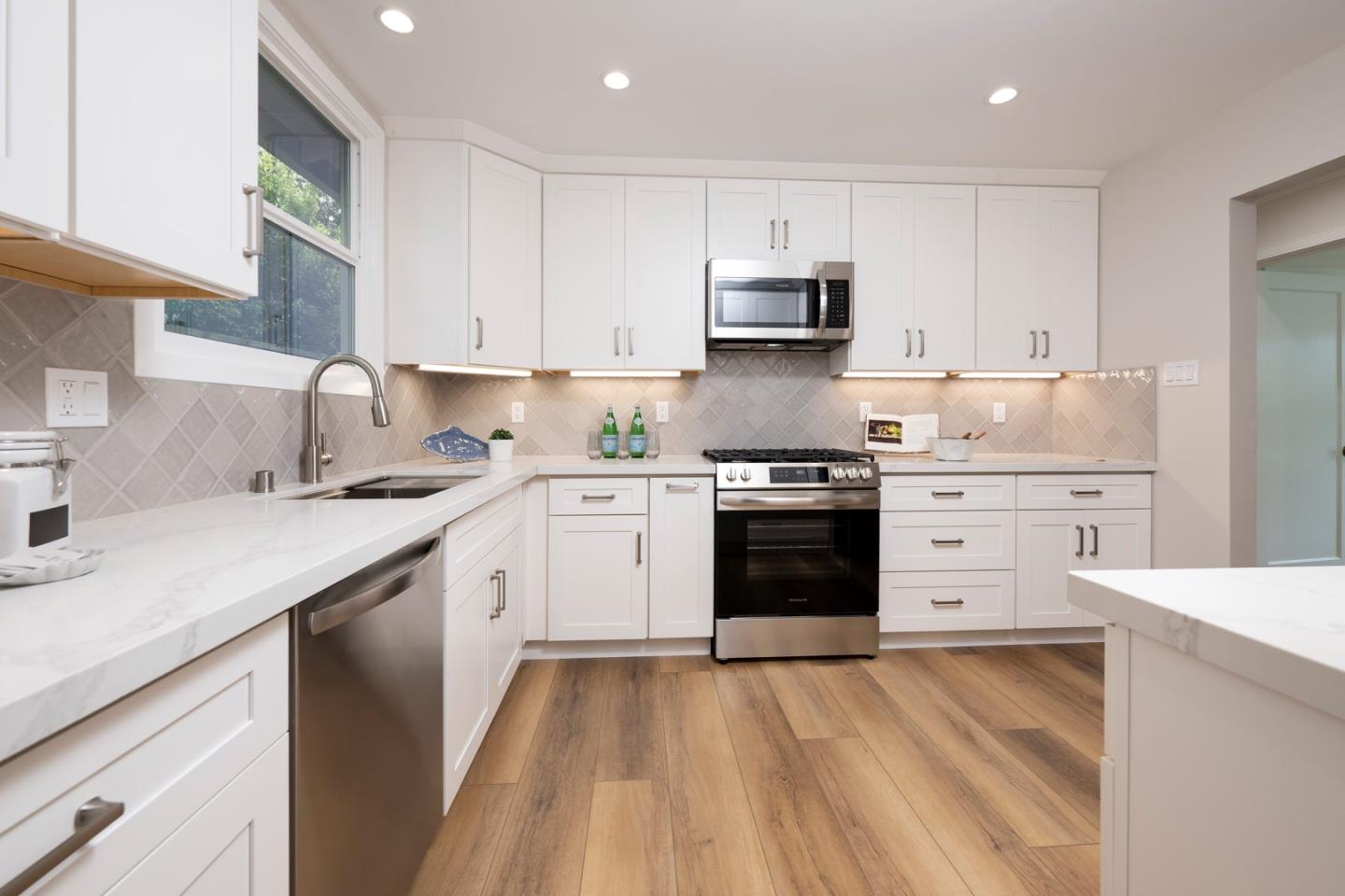 Detail Gallery Image 7 of 21 For 1438 Oakhurst Ave, San Carlos,  CA 94070 - 2 Beds | 2 Baths