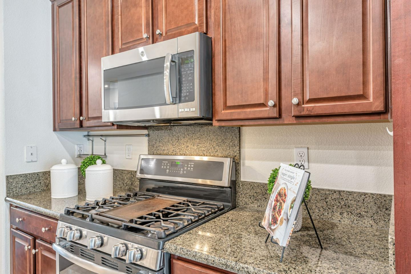 Detail Gallery Image 12 of 47 For 227 Siderno Ct, San Jose,  CA 95111 - 2 Beds | 2/1 Baths