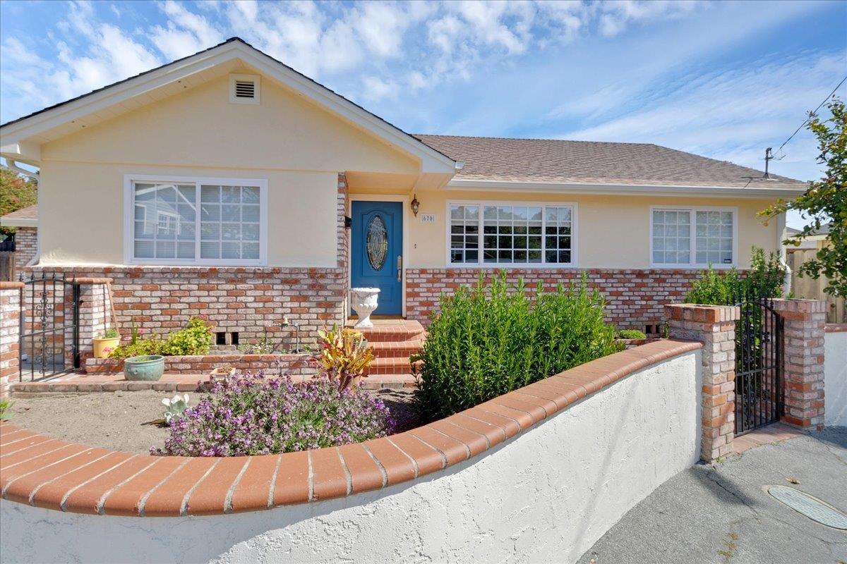 Detail Gallery Image 2 of 34 For 670 Van Buren Cir, Monterey,  CA 93940 - 3 Beds | 2 Baths