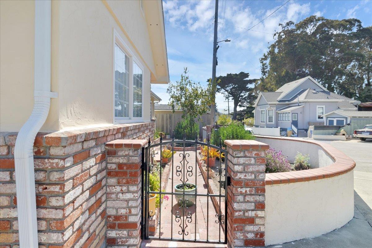Detail Gallery Image 3 of 34 For 670 Van Buren Cir, Monterey,  CA 93940 - 3 Beds | 2 Baths