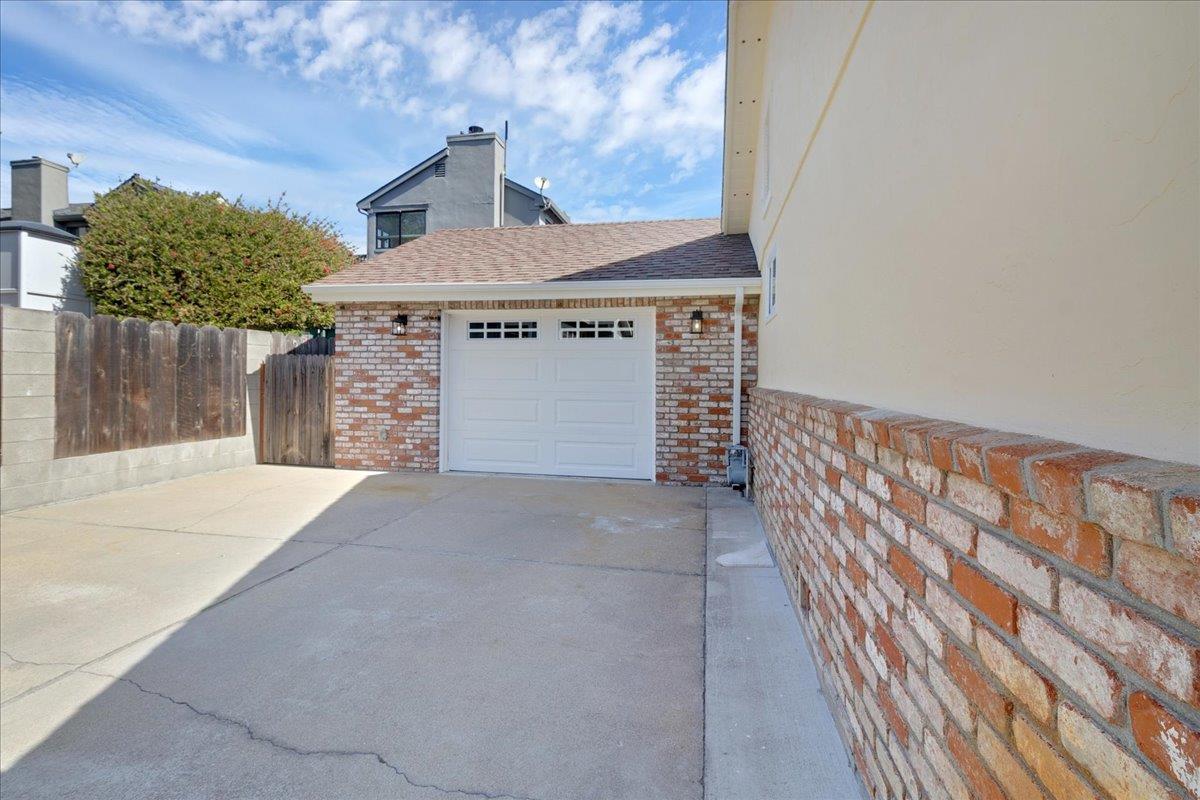 Detail Gallery Image 4 of 34 For 670 Van Buren Cir, Monterey,  CA 93940 - 3 Beds | 2 Baths