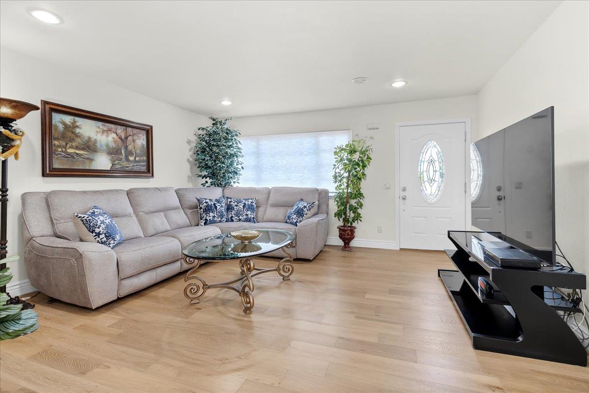 Detail Gallery Image 5 of 34 For 670 Van Buren Cir, Monterey,  CA 93940 - 3 Beds | 2 Baths