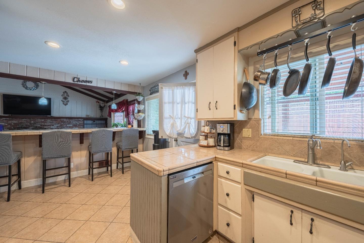 Detail Gallery Image 10 of 29 For 335 Palma Dr, Salinas,  CA 93901 - 4 Beds | 2 Baths