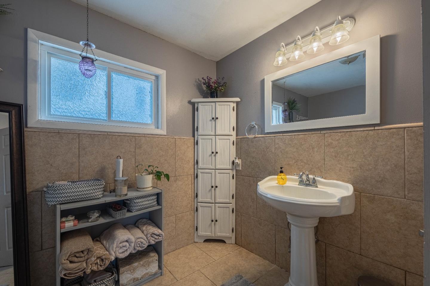 Detail Gallery Image 18 of 29 For 335 Palma Dr, Salinas,  CA 93901 - 4 Beds | 2 Baths
