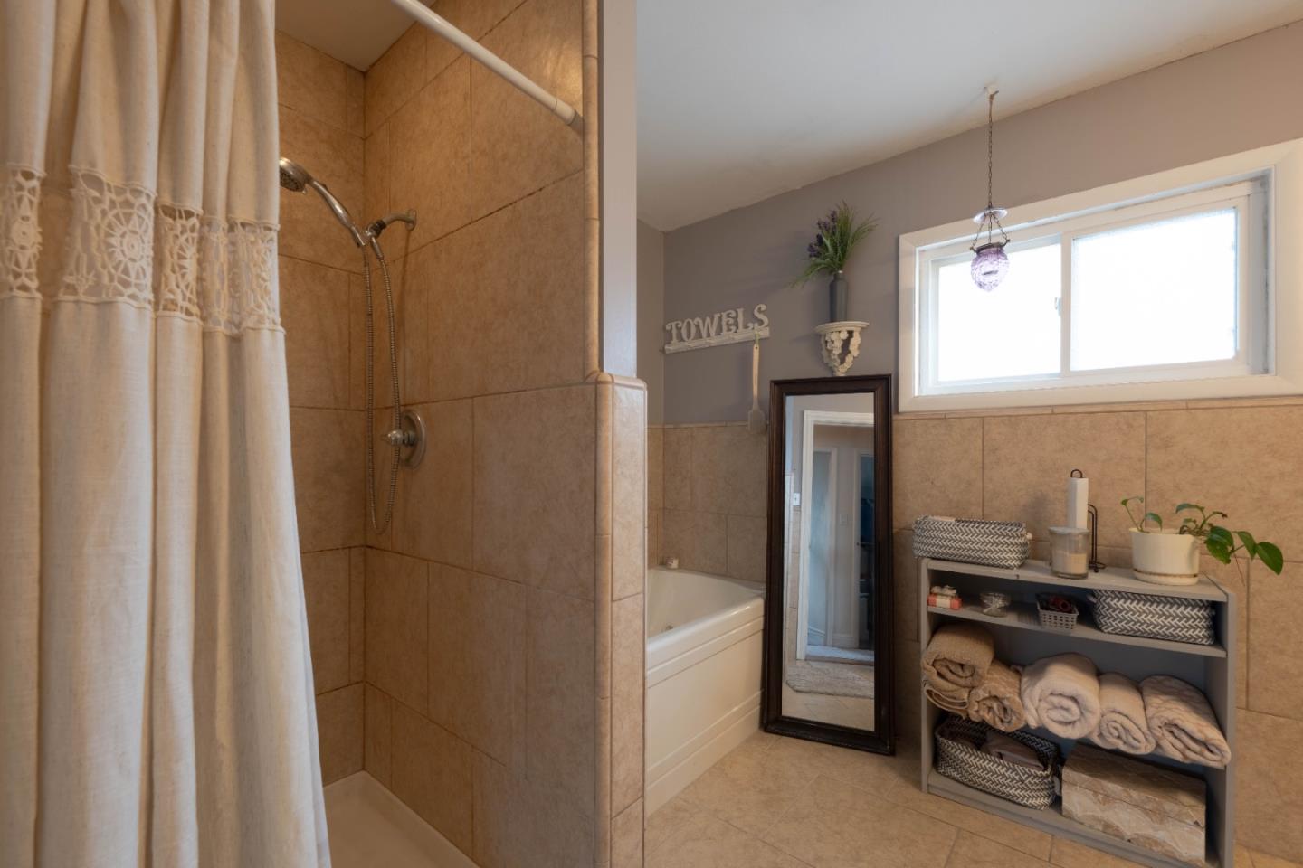 Detail Gallery Image 19 of 29 For 335 Palma Dr, Salinas,  CA 93901 - 4 Beds | 2 Baths