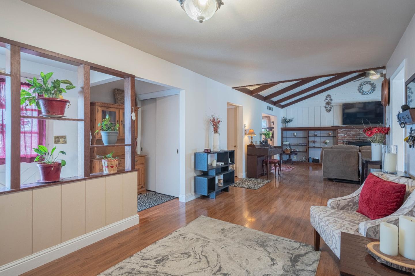 Detail Gallery Image 4 of 29 For 335 Palma Dr, Salinas,  CA 93901 - 4 Beds | 2 Baths