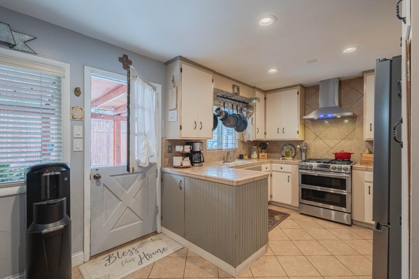 Detail Gallery Image 8 of 29 For 335 Palma Dr, Salinas,  CA 93901 - 4 Beds | 2 Baths