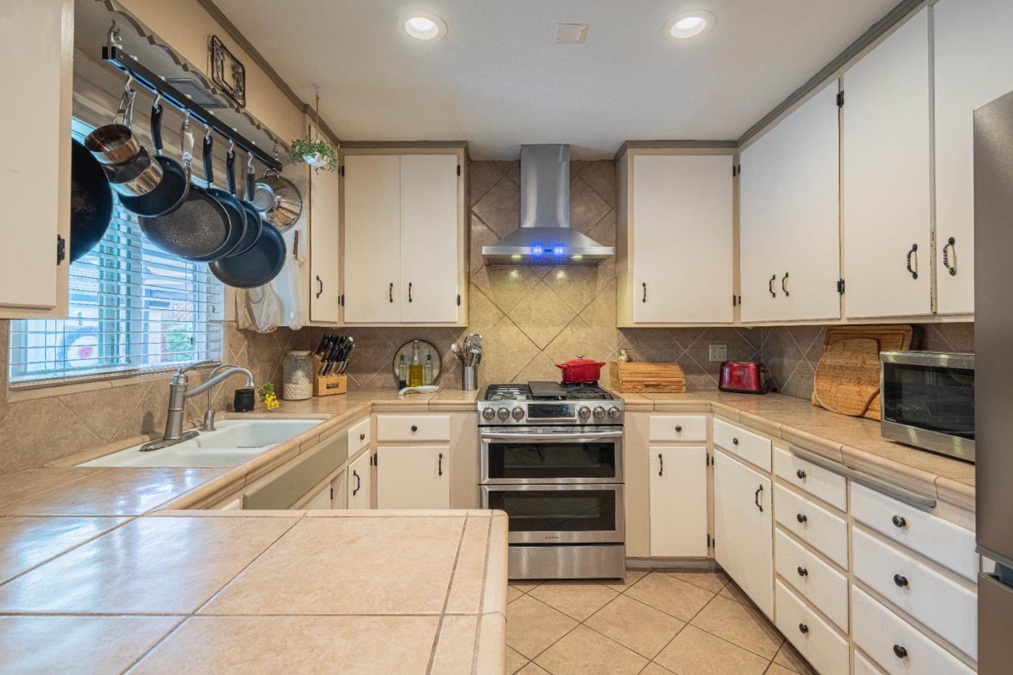 Detail Gallery Image 9 of 29 For 335 Palma Dr, Salinas,  CA 93901 - 4 Beds | 2 Baths
