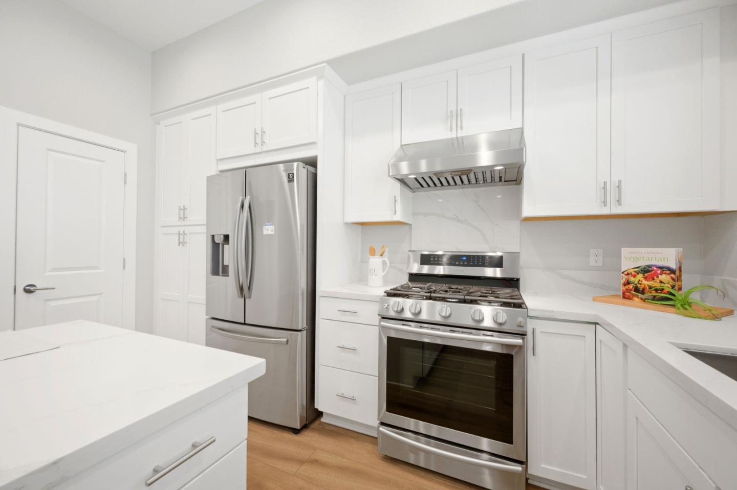 Detail Gallery Image 8 of 39 For 361 Montague Expy, Milpitas,  CA 95035 - 3 Beds | 3/2 Baths