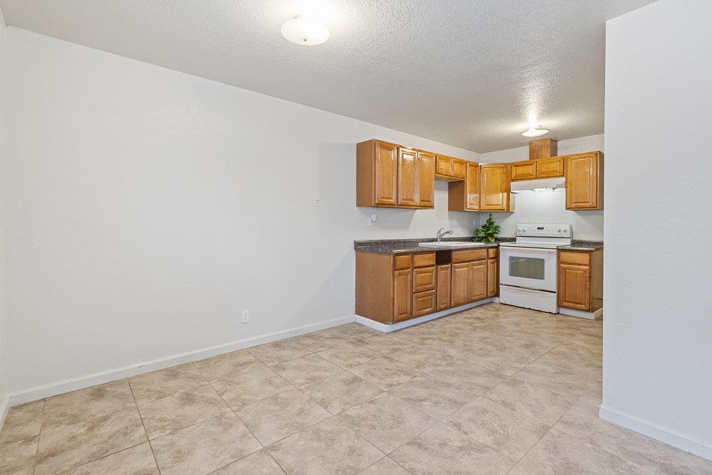Detail Gallery Image 10 of 46 For 918 Acosta Plz #70,  Salinas,  CA 93905 - 4 Beds | 1/1 Baths