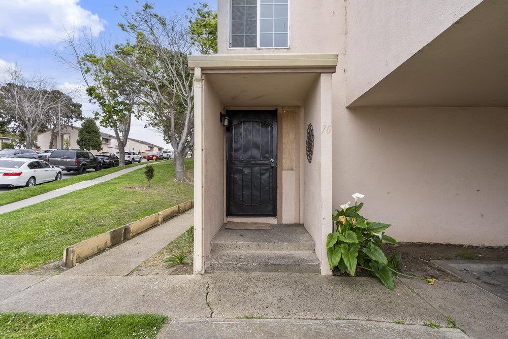 Detail Gallery Image 5 of 46 For 918 Acosta Plz #70,  Salinas,  CA 93905 - 4 Beds | 1/1 Baths