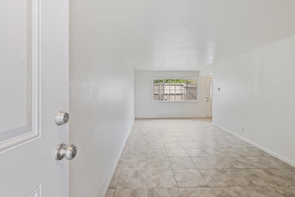 Detail Gallery Image 6 of 46 For 918 Acosta Plz #70,  Salinas,  CA 93905 - 4 Beds | 1/1 Baths