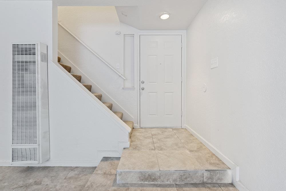 Detail Gallery Image 7 of 46 For 918 Acosta Plz #70,  Salinas,  CA 93905 - 4 Beds | 1/1 Baths