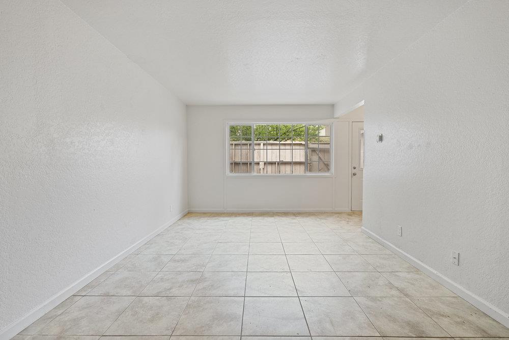 Detail Gallery Image 8 of 46 For 918 Acosta Plz #70,  Salinas,  CA 93905 - 4 Beds | 1/1 Baths