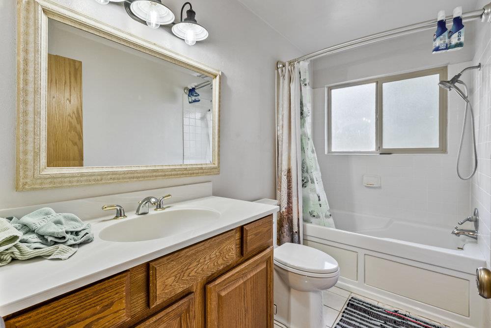 Detail Gallery Image 12 of 38 For 9355 Canyon Oak Rd, Salinas,  CA 93907 - 3 Beds | 2 Baths