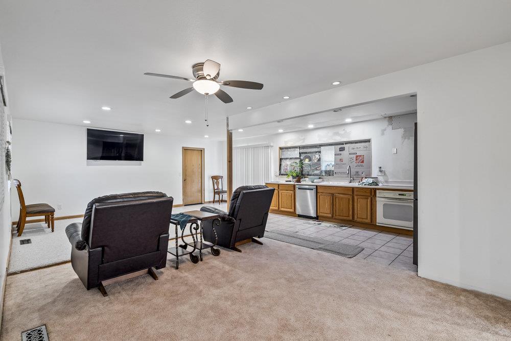 Detail Gallery Image 3 of 38 For 9355 Canyon Oak Rd, Salinas,  CA 93907 - 3 Beds | 2 Baths