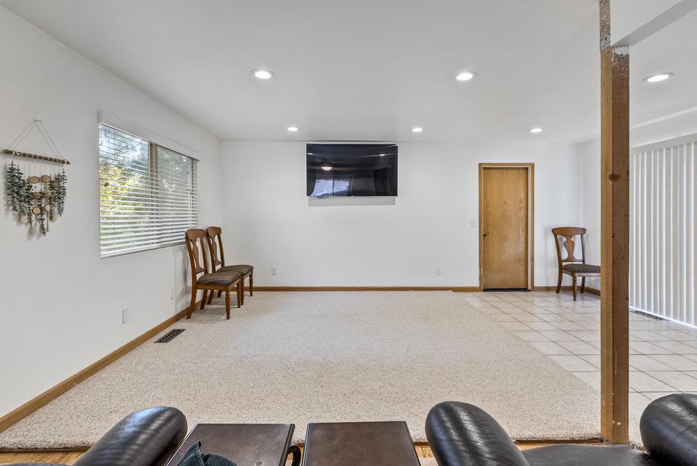 Detail Gallery Image 4 of 38 For 9355 Canyon Oak Rd, Salinas,  CA 93907 - 3 Beds | 2 Baths