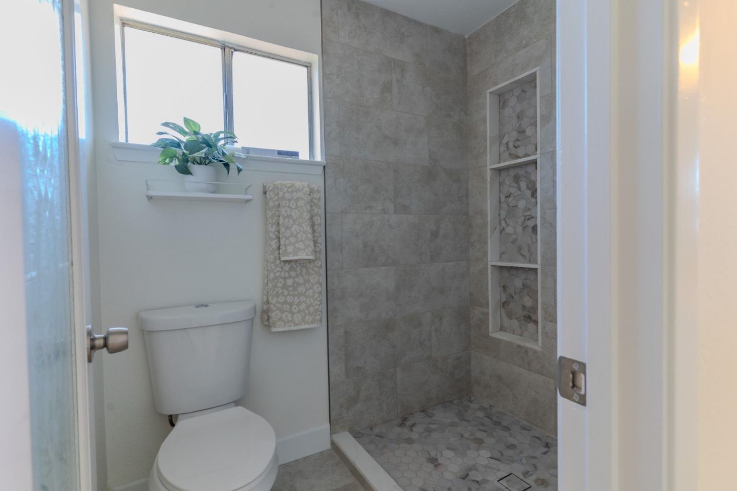 Detail Gallery Image 12 of 14 For 2457 W San Gabriel Ave, Fresno,  CA 93705 - 3 Beds | 2 Baths