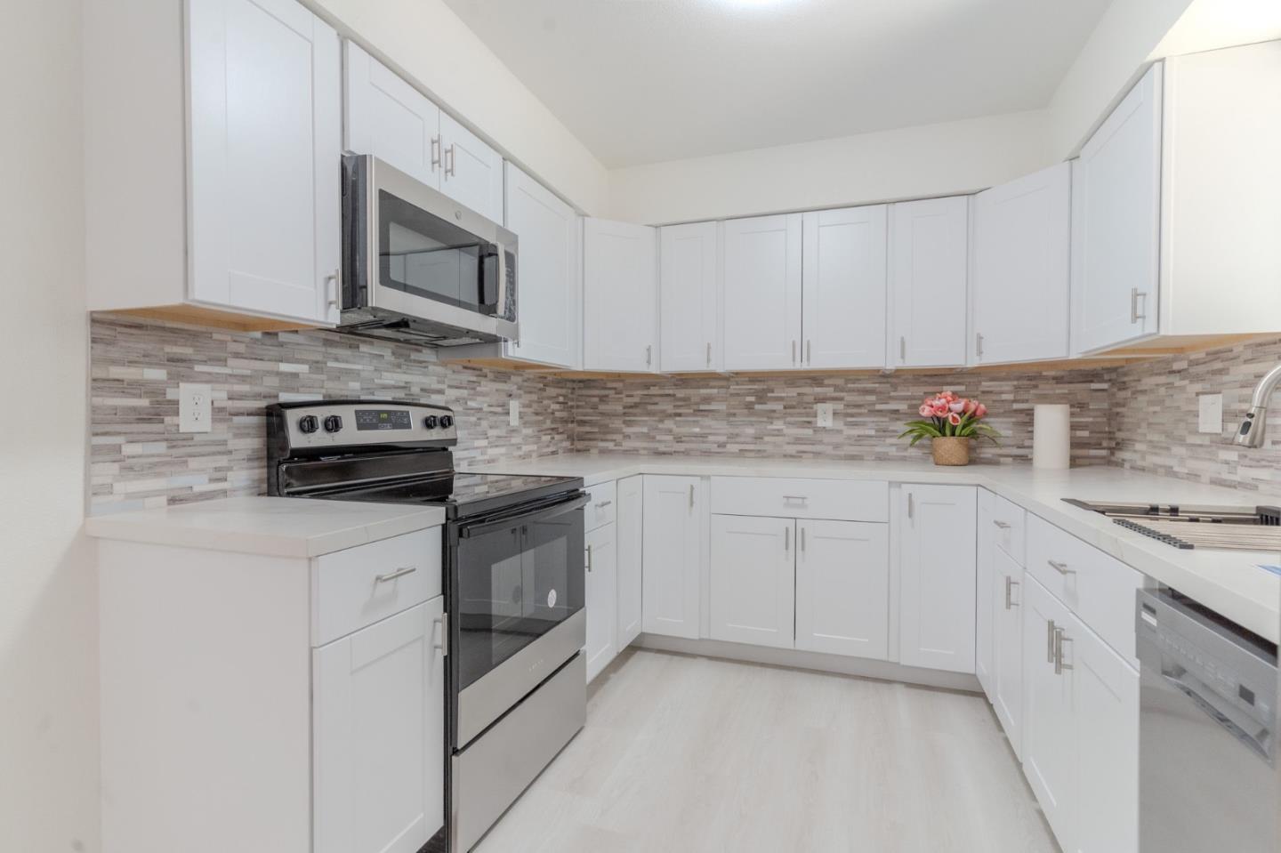 Detail Gallery Image 8 of 14 For 2457 W San Gabriel Ave, Fresno,  CA 93705 - 3 Beds | 2 Baths