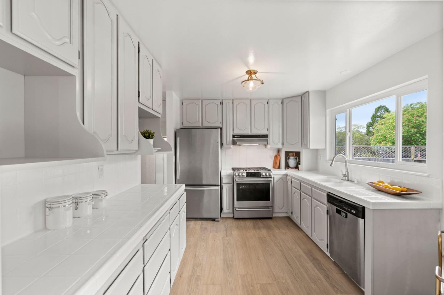 Detail Gallery Image 10 of 29 For 1032 Tahoe Dr, Belmont,  CA 94002 - 3 Beds | 2 Baths