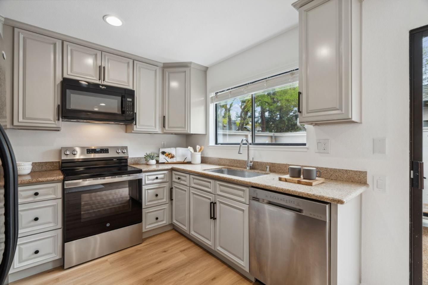 Detail Gallery Image 20 of 44 For 4922 Pony Pass Cir, San Jose,  CA 95136 - 3 Beds | 2/1 Baths