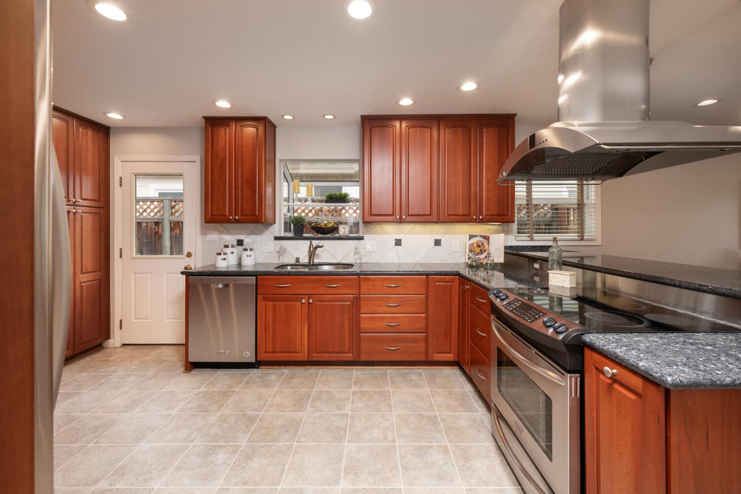 Detail Gallery Image 9 of 20 For 1903 Madison Ave, Redwood City,  CA 94061 - 3 Beds | 2 Baths