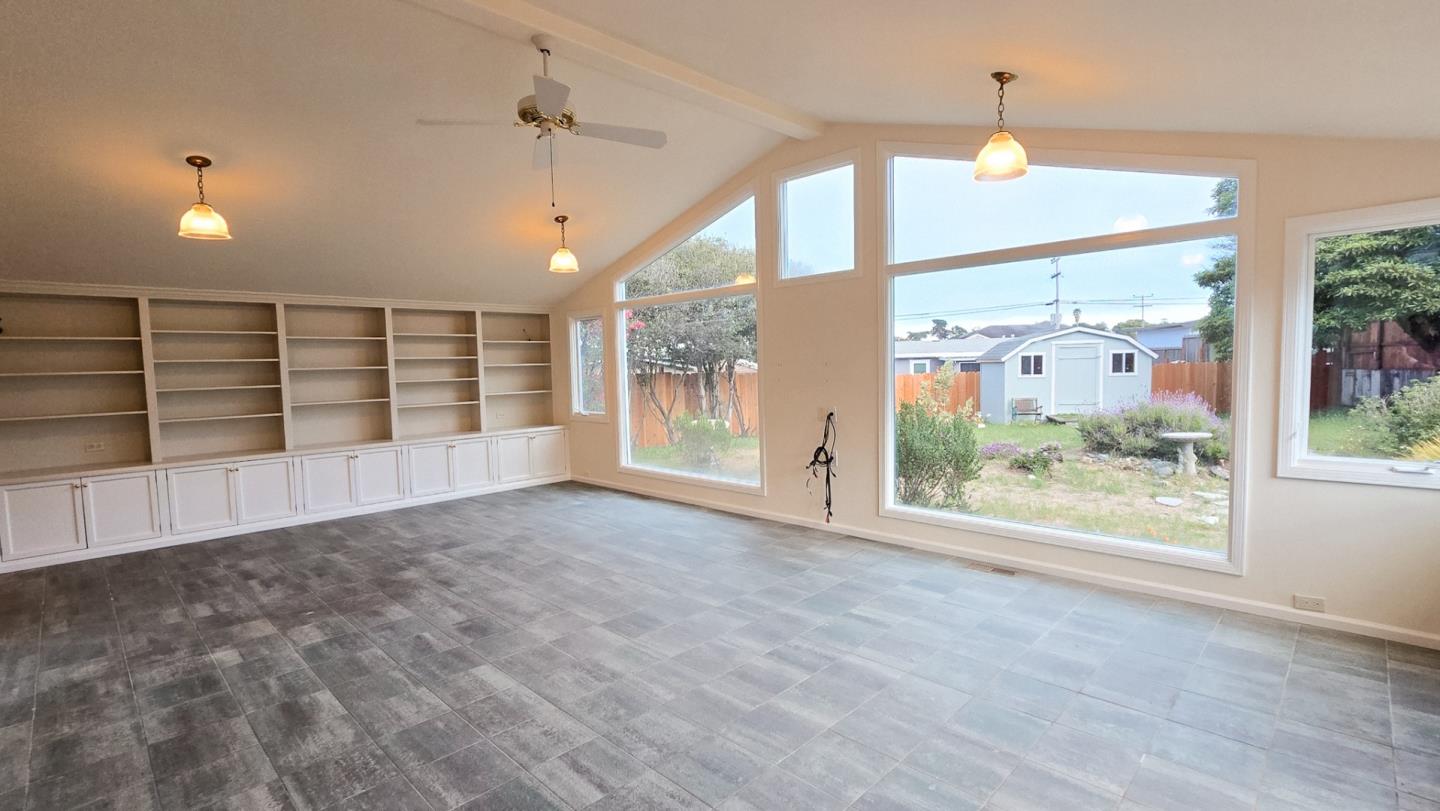 Detail Gallery Image 8 of 21 For 326 Morse Ct, Marina,  CA 93933 - 3 Beds | 3 Baths