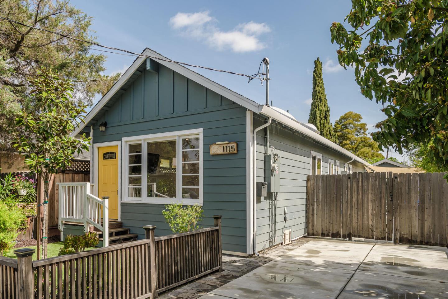 Detail Gallery Image 3 of 27 For 1115 Davis St, Redwood City,  CA 94061 - 2 Beds | 2 Baths