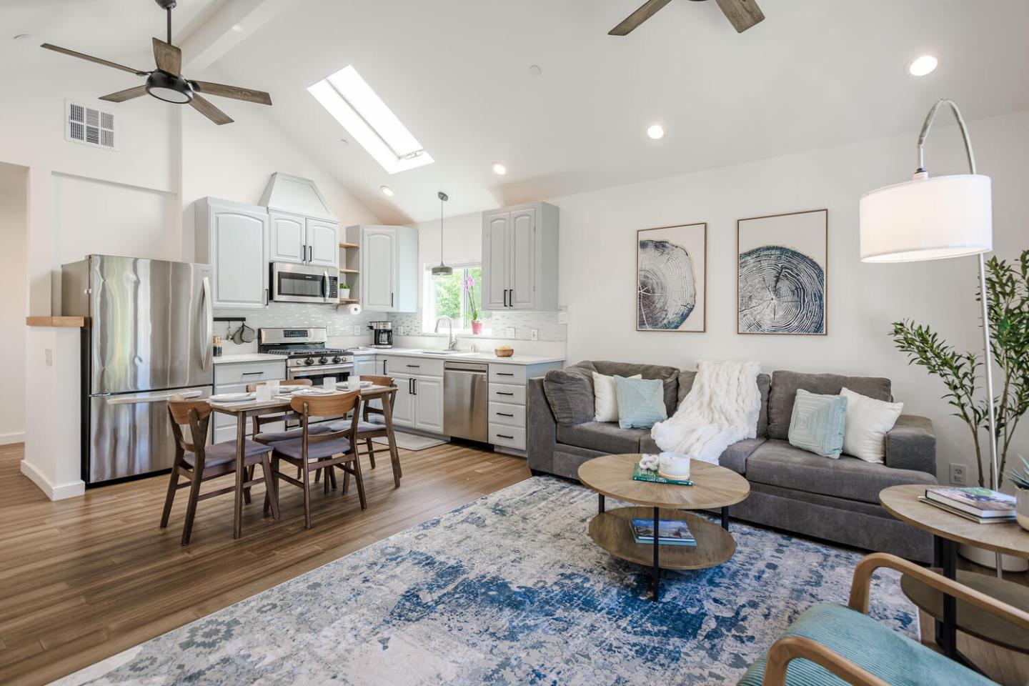 Detail Gallery Image 4 of 27 For 1115 Davis St, Redwood City,  CA 94061 - 2 Beds | 2 Baths