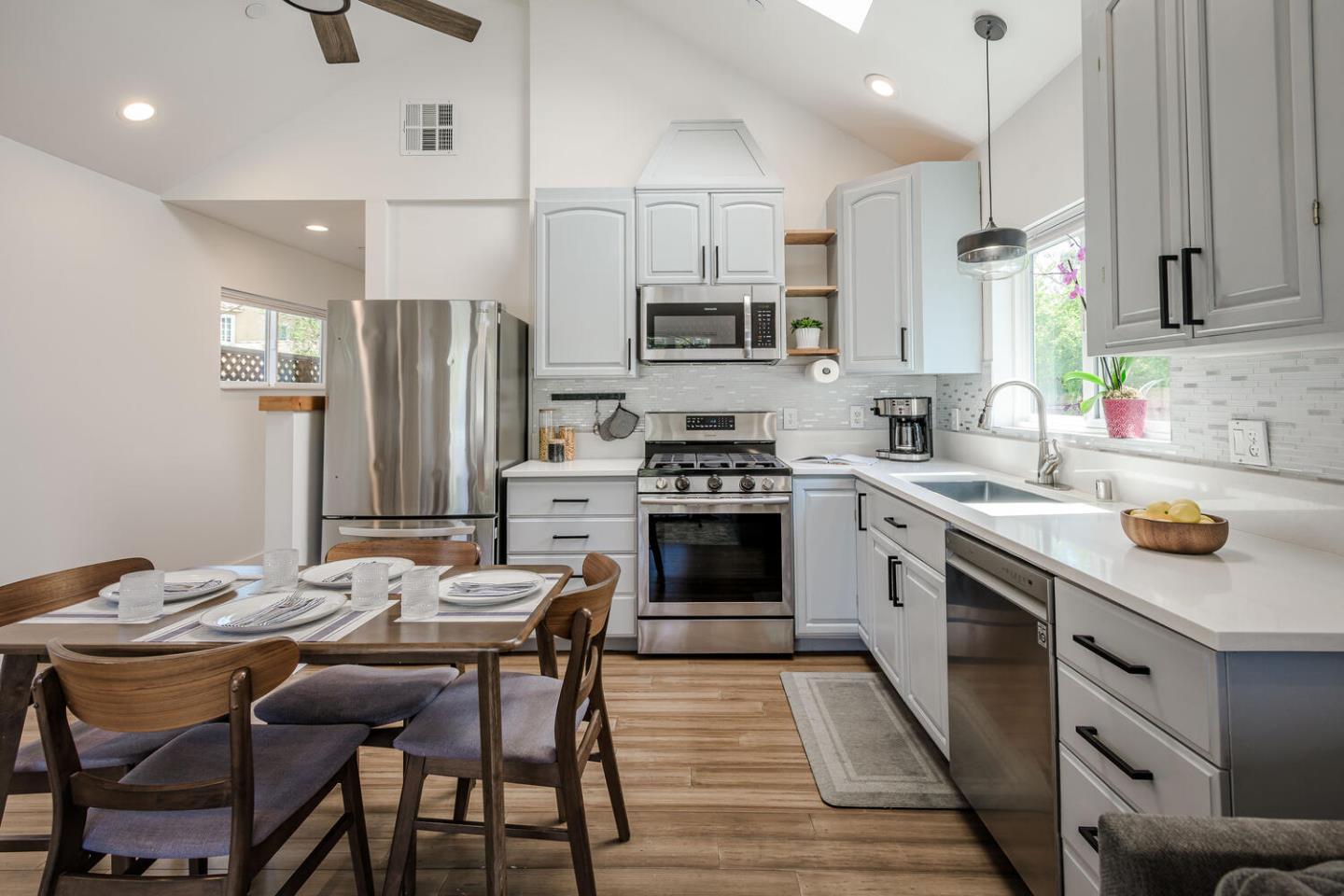 Detail Gallery Image 6 of 27 For 1115 Davis St, Redwood City,  CA 94061 - 2 Beds | 2 Baths