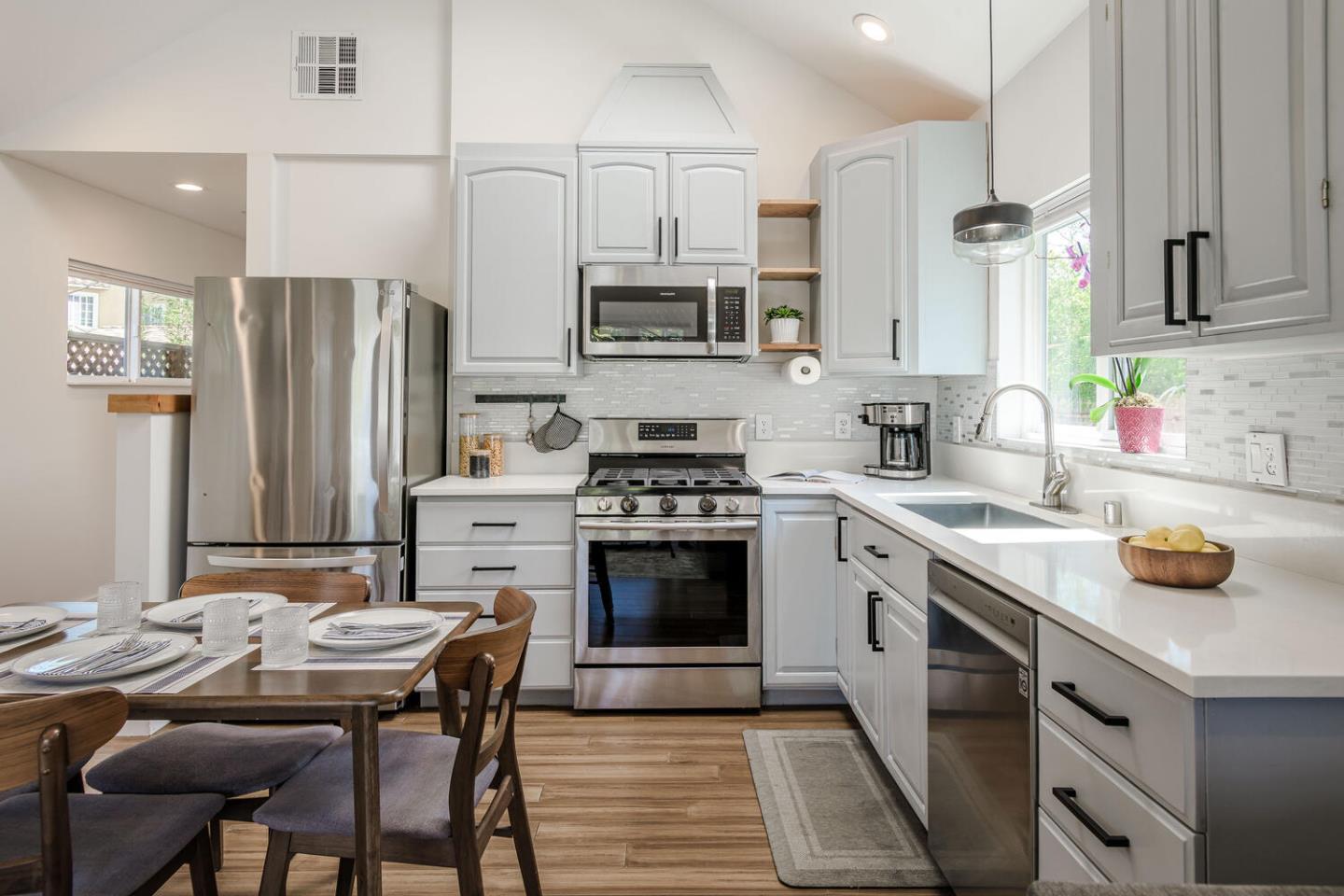 Detail Gallery Image 7 of 27 For 1115 Davis St, Redwood City,  CA 94061 - 2 Beds | 2 Baths