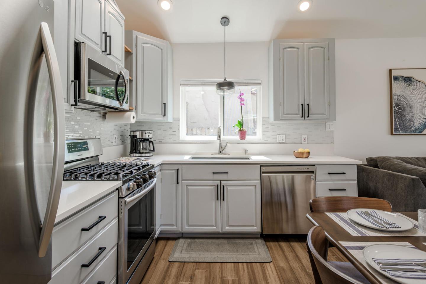 Detail Gallery Image 8 of 27 For 1115 Davis St, Redwood City,  CA 94061 - 2 Beds | 2 Baths