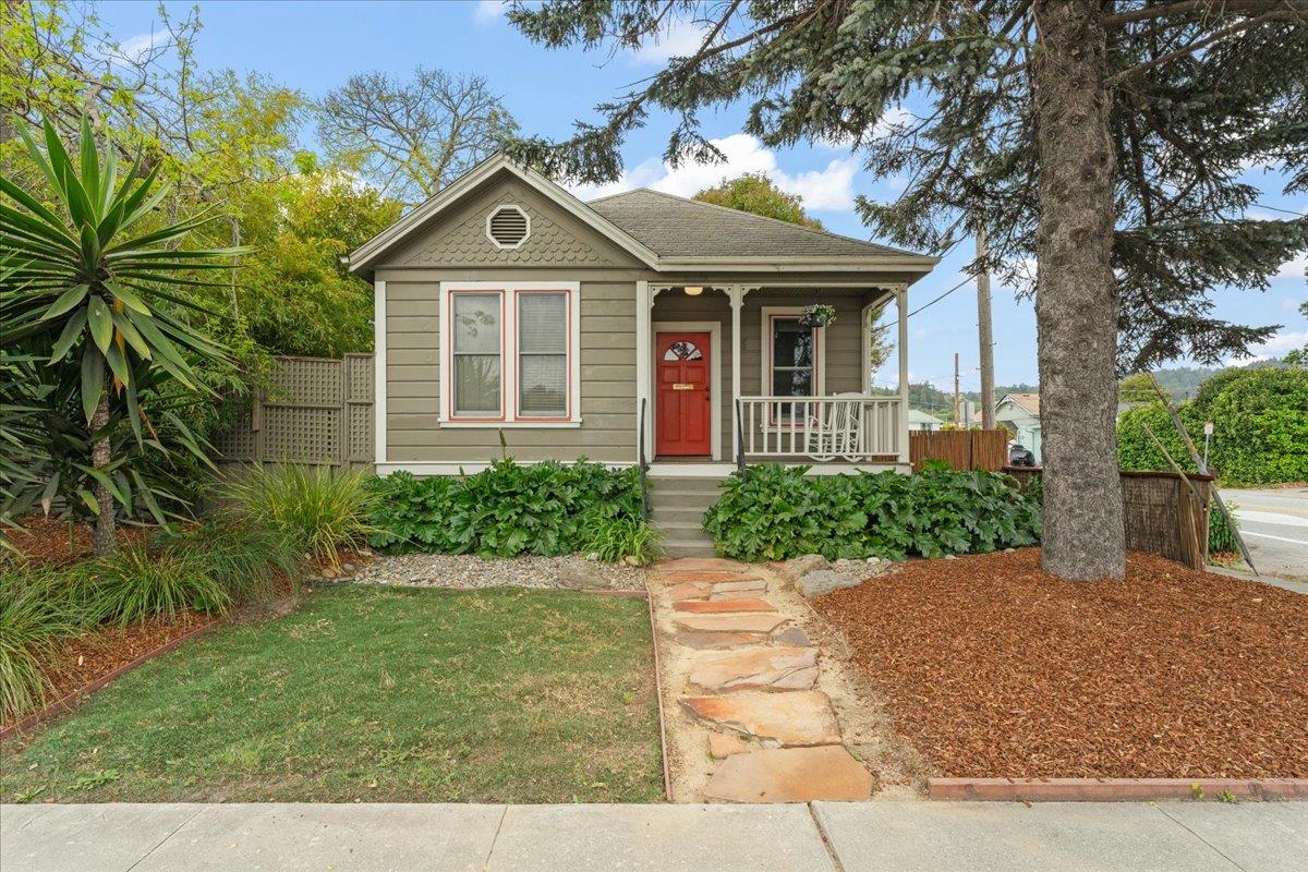 Detail Gallery Image 2 of 25 For 815 River St, Santa Cruz,  CA 95060 - 2 Beds | 1 Baths