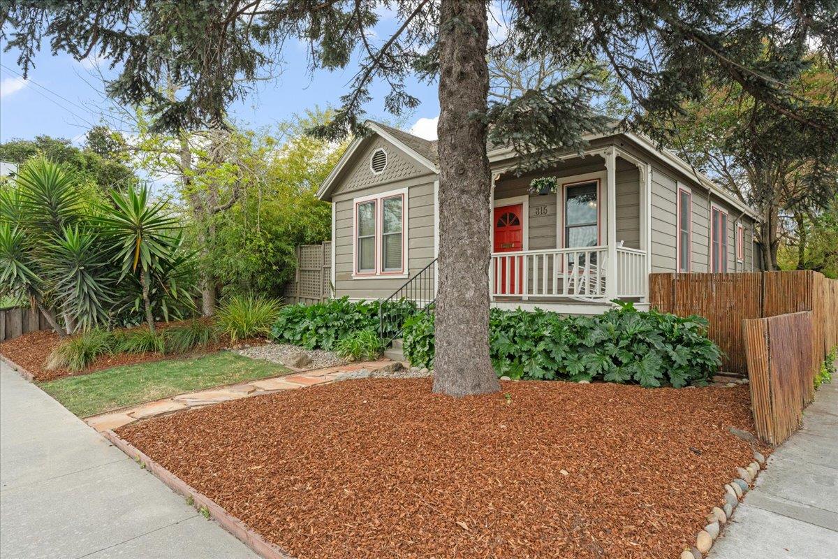 Detail Gallery Image 3 of 25 For 815 River St, Santa Cruz,  CA 95060 - 2 Beds | 1 Baths