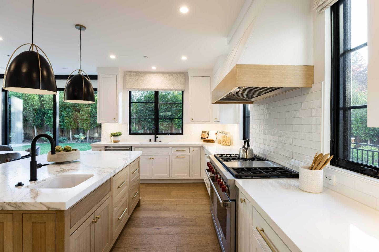 Detail Gallery Image 12 of 37 For 35 Hesketh Dr, Menlo Park,  CA 94025 - 5 Beds | 5/2 Baths