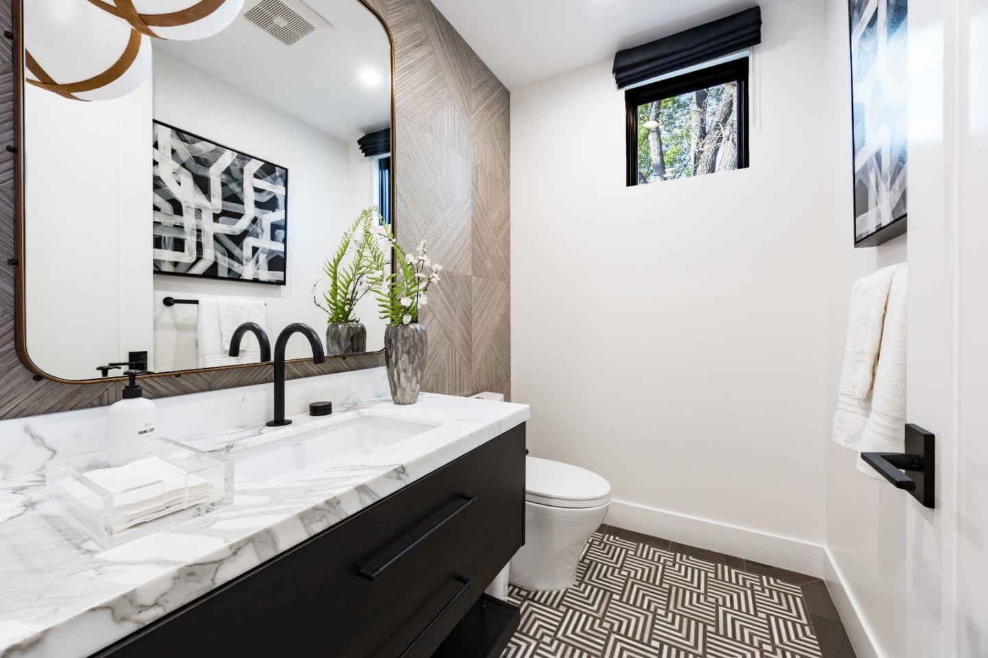 Detail Gallery Image 14 of 37 For 35 Hesketh Dr, Menlo Park,  CA 94025 - 5 Beds | 5/2 Baths