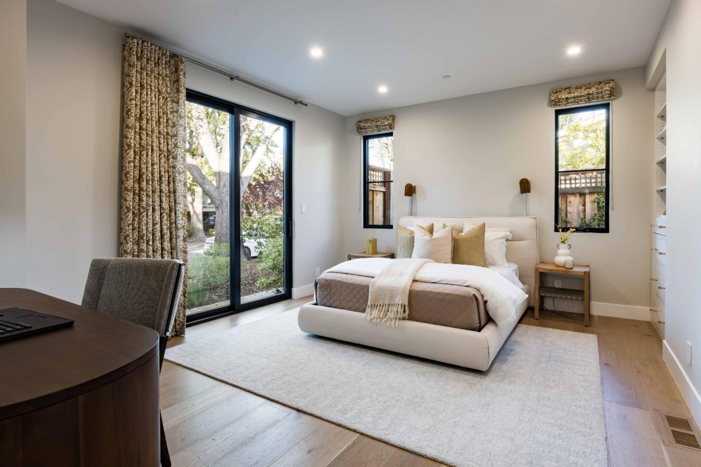 Detail Gallery Image 15 of 37 For 35 Hesketh Dr, Menlo Park,  CA 94025 - 5 Beds | 5/2 Baths