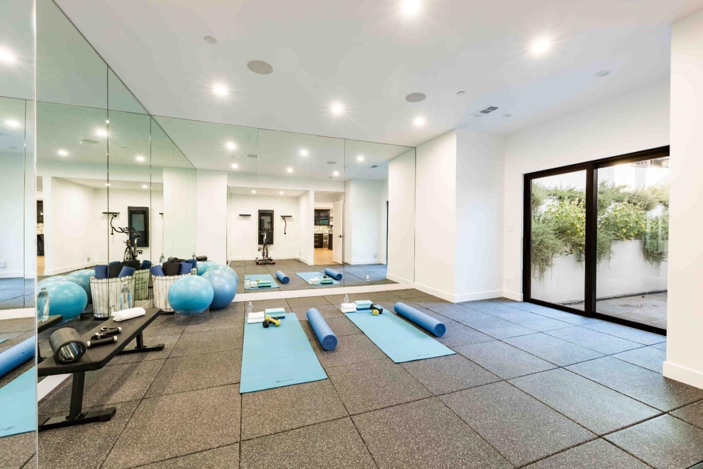 Detail Gallery Image 31 of 37 For 35 Hesketh Dr, Menlo Park,  CA 94025 - 5 Beds | 5/2 Baths