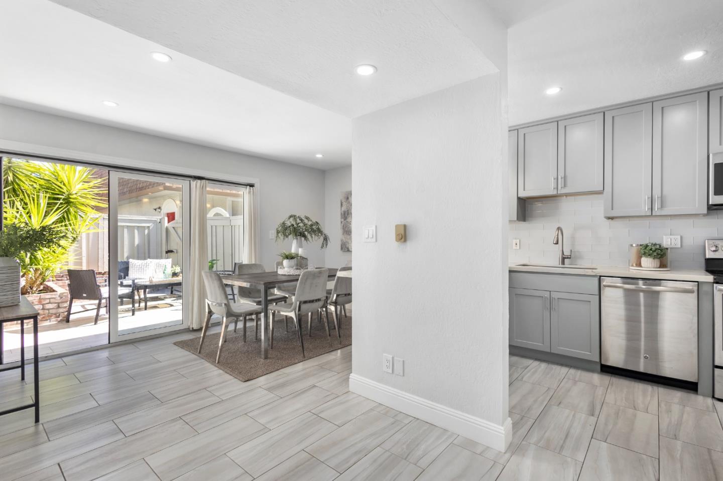 Detail Gallery Image 7 of 38 For 707 Webster St, Palo Alto,  CA 94301 - 2 Beds | 2 Baths