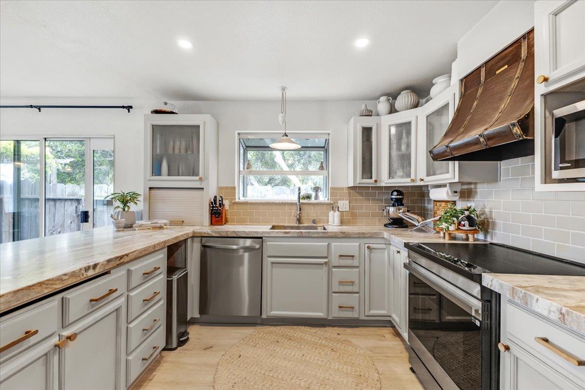 Detail Gallery Image 10 of 26 For 1071 Madrid Ct, Seaside,  CA 93955 - 4 Beds | 2 Baths