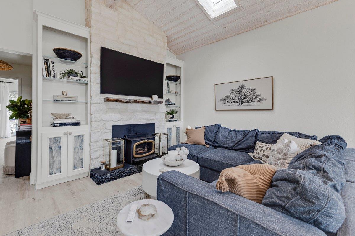 Detail Gallery Image 4 of 26 For 1071 Madrid Ct, Seaside,  CA 93955 - 4 Beds | 2 Baths
