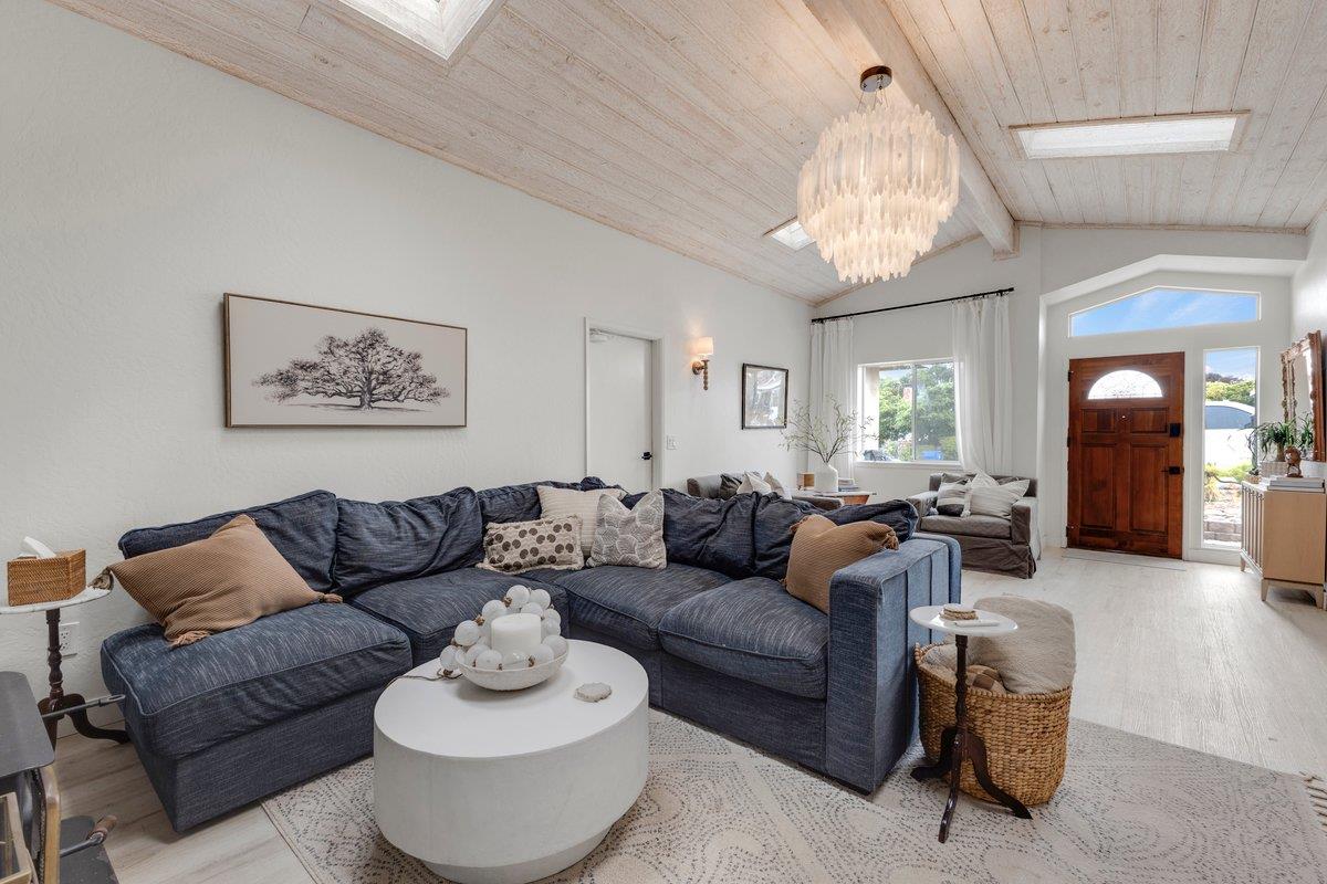 Detail Gallery Image 5 of 26 For 1071 Madrid Ct, Seaside,  CA 93955 - 4 Beds | 2 Baths