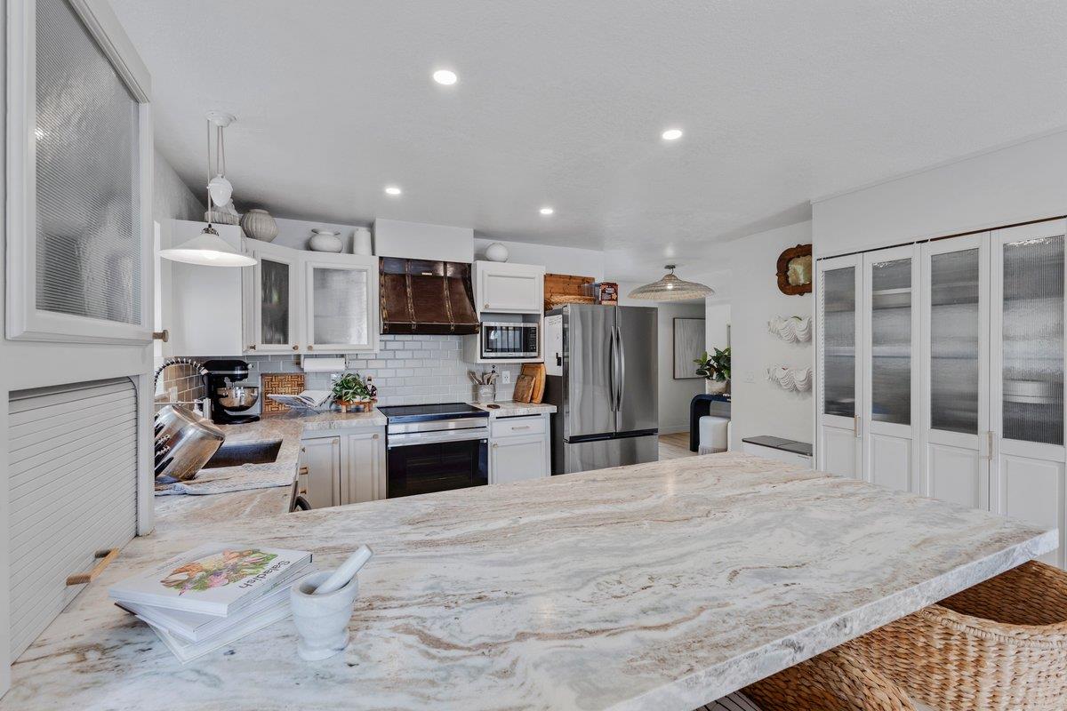 Detail Gallery Image 9 of 26 For 1071 Madrid Ct, Seaside,  CA 93955 - 4 Beds | 2 Baths