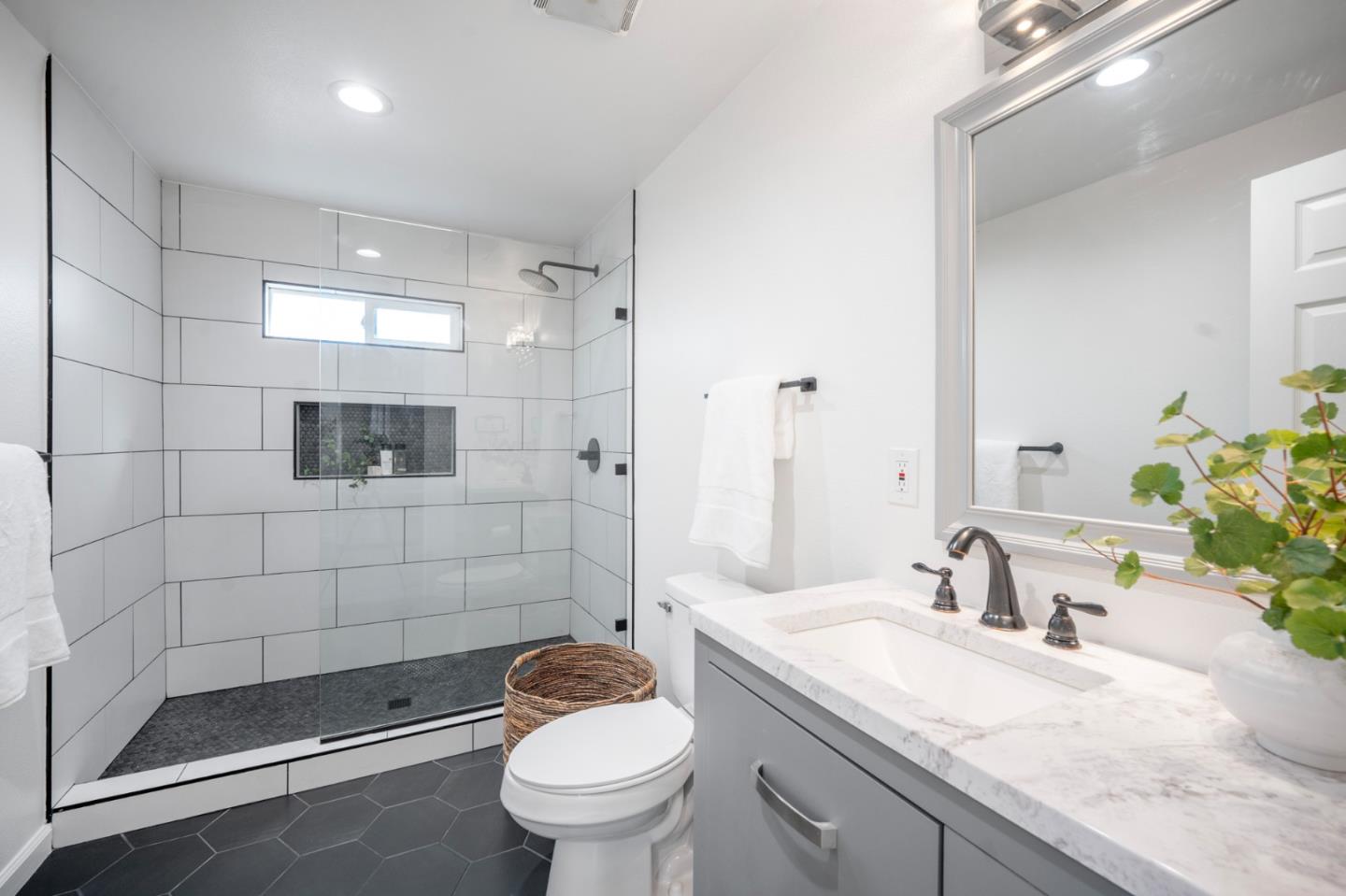 Detail Gallery Image 4 of 26 For 110 W Main Ave, Morgan Hill,  CA 95037 - 3 Beds | 2 Baths