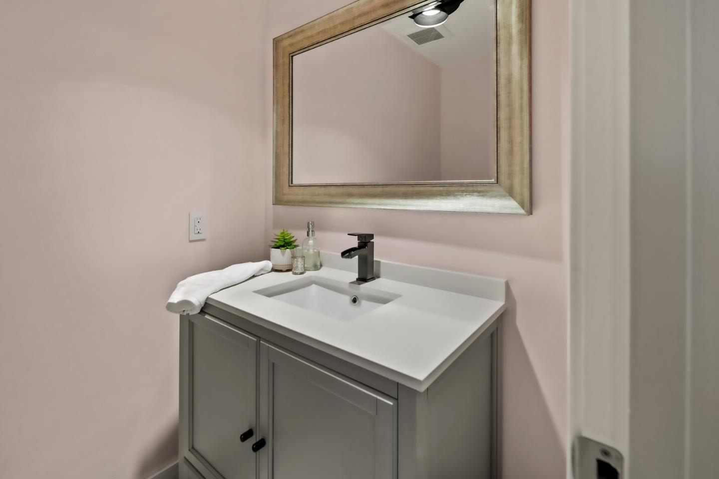 Detail Gallery Image 21 of 43 For 95 High Meadow Ln, Carmel,  CA 93923 - 2 Beds | 2/1 Baths