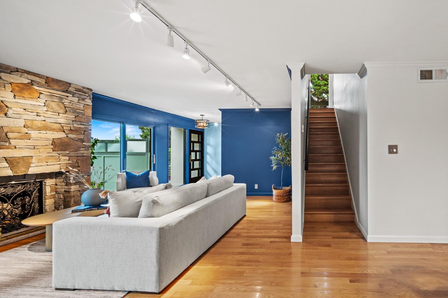Detail Gallery Image 22 of 43 For 95 High Meadow Ln, Carmel,  CA 93923 - 2 Beds | 2/1 Baths
