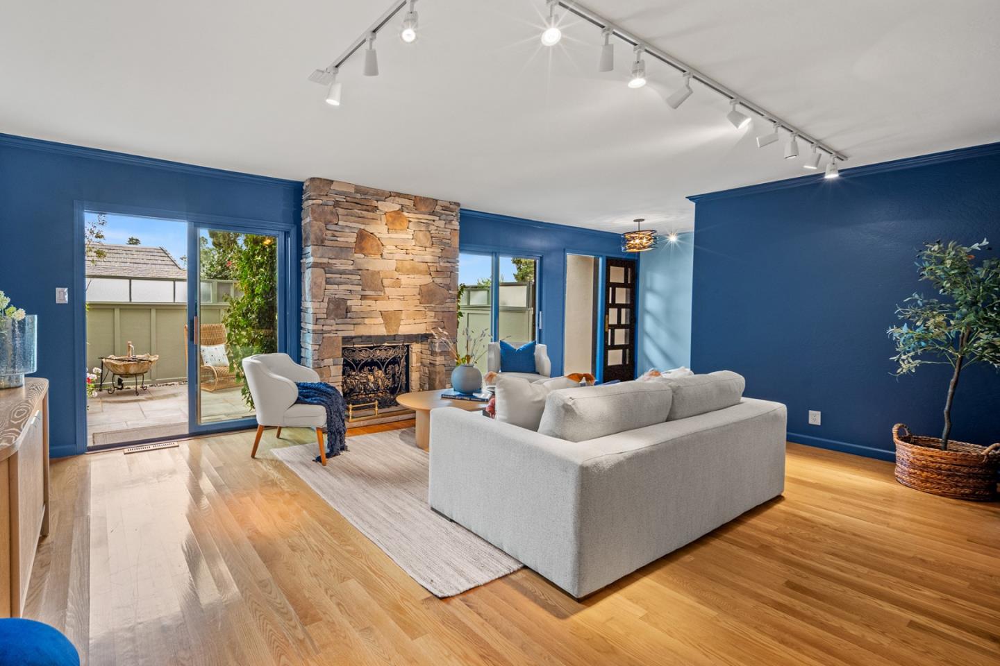 Detail Gallery Image 7 of 43 For 95 High Meadow Ln, Carmel,  CA 93923 - 2 Beds | 2/1 Baths